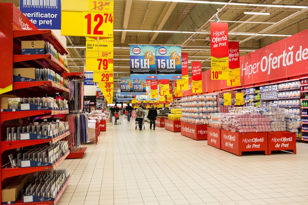 Bucharest,,Romania,-,January,22:,People,Shopping,In,Supermarket,Store román kiskereskedelmi forgalom 2024