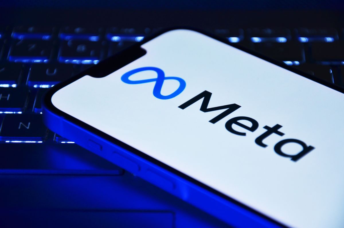 Smartphone,Showing,Meta,Logo,On,Surface.,Meta,Was,One,Of Meta tenger alatti kábel