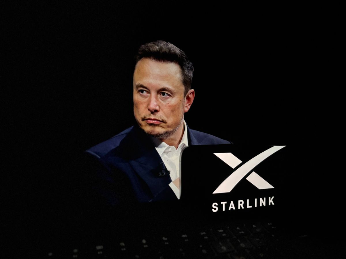 Toronto,,Canada,-,November,16,2024,Starlink,Is,A,Satellite