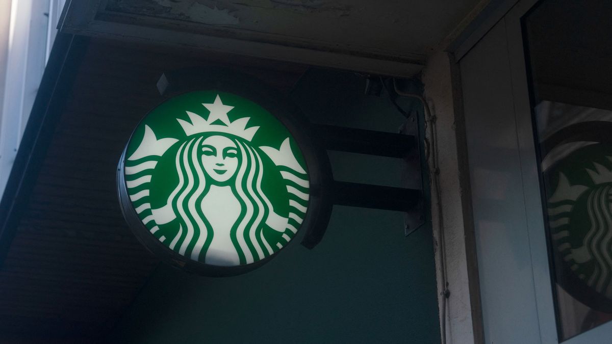 FRANCE - LOGO STARBUCKS A PARIS