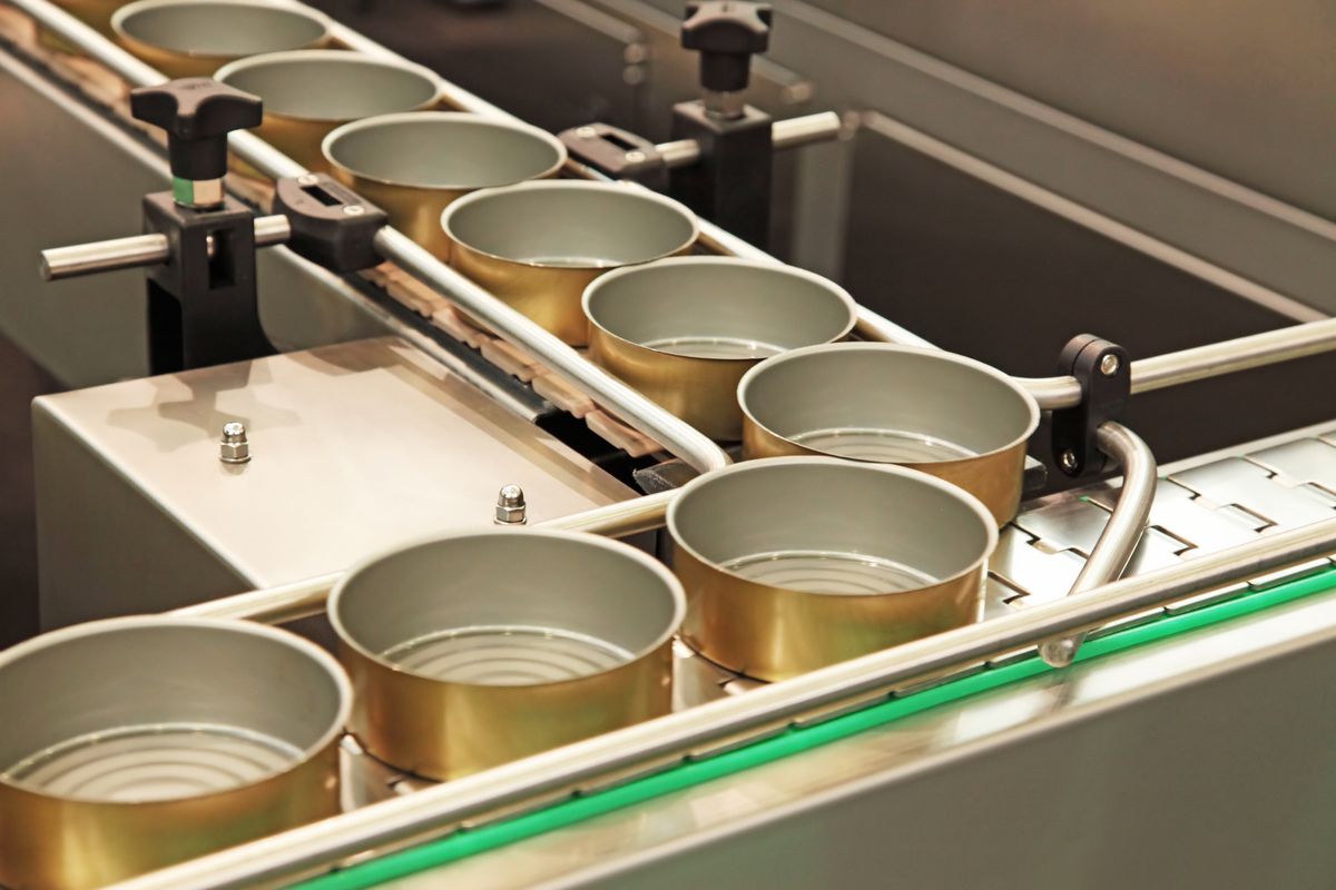 Conveyor,Belt,In,Motion,At,Production,Of,Canned,Food,In vámok
