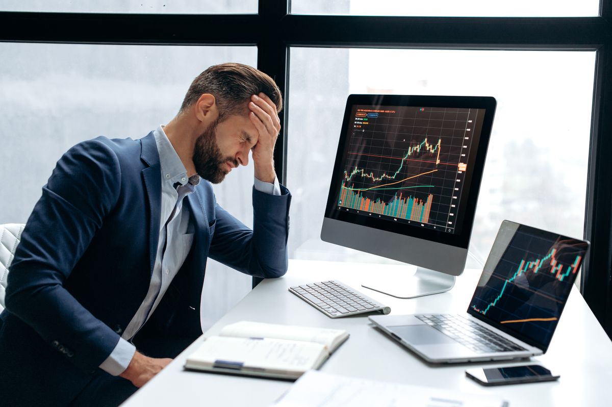 brókerek, nyereség, profit, Upset,Stressed,Worried,Caucasian,Male,Stock,Investor,,Broker,,Financial,Expert,kriptopiac