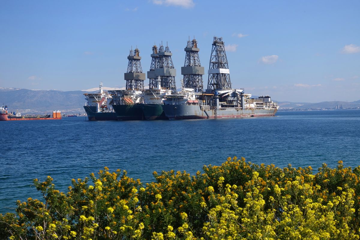 Crude,Oil,Drill,Ships,Anchored,Near,Bay,Of,Salamina,,Attica, földgáz