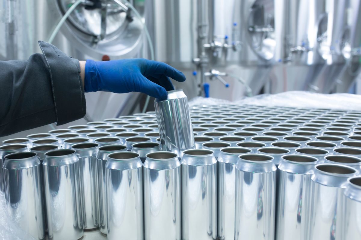 Drink,Production,Manufactrure,,Worker's,Hand,Taking,New,Aluminium,Cans vámok