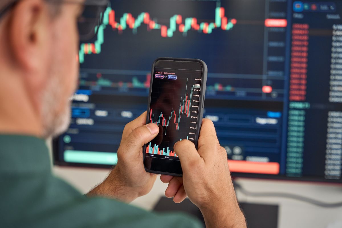Investor,Trader,Broker,Analyzing,Financial,Crypto,Stock,Trade,Market,On