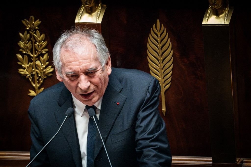 Bayrou még nem bukott bele a francia költségvetésbe, de pengeélen táncol