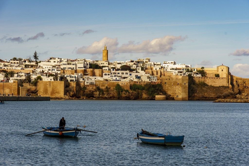 MOROCCO. RABAT. A FISHERMAN FRONT OF THE KASBAH OF THE UDAYAS. INITIALLY BUILT IN THE 12TH CENTURY TO OVERLOOK THE MOUTH OF THE BOU REGREG, THE RIVER OF RABAT