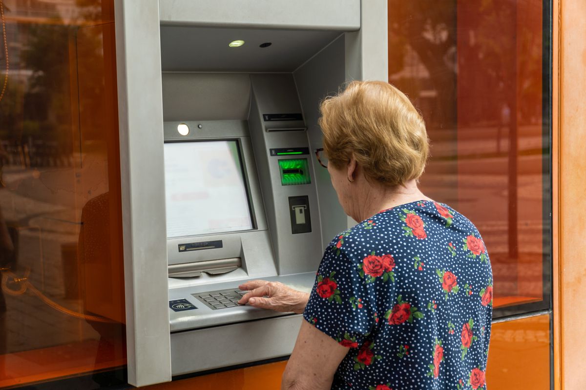 Senior,Woman,Using,The,Atm
Messze infláció fölött teljesítettek az önkéntes nyugdíjpénztárak