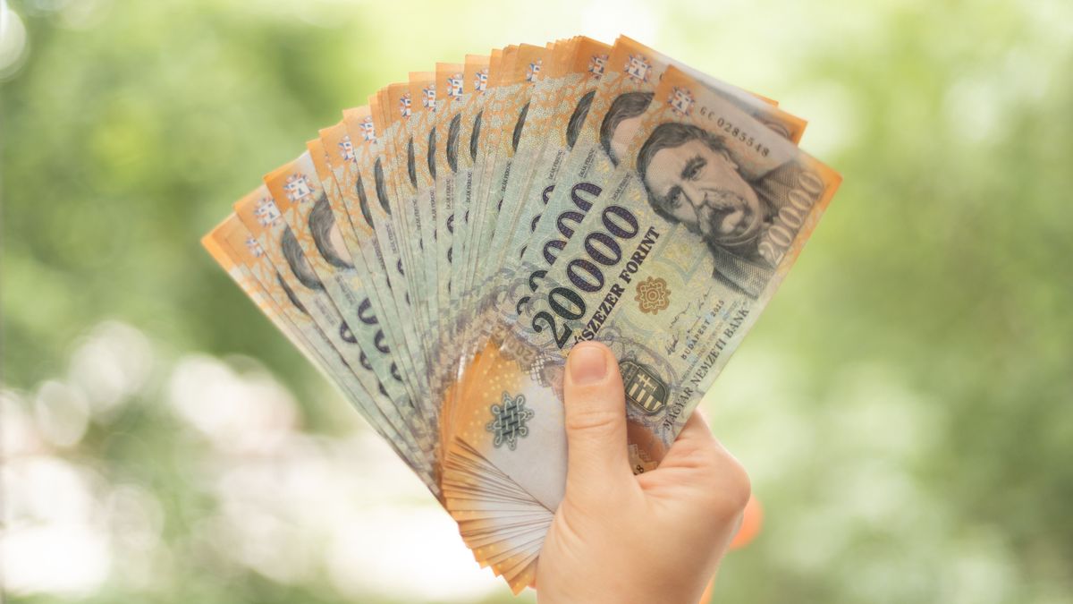 Dozens,Of,Hungarian,Forint,(huf),Banknotes
