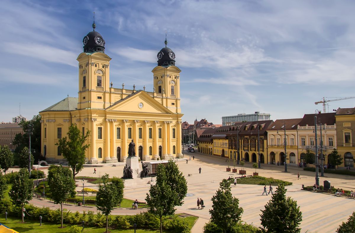 Main,Square,Of,Debrecen,City,,Hungary
a Hotel Lycium egymilliárd forint értékű felújítása, amit a beruházó áll. A szálloda Handwritten névvel üzemel tovább.