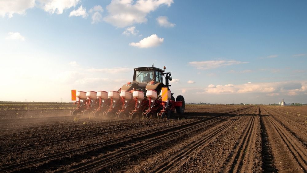 Farmer,With,Tractor,Seeding,-,Sowing,Crops,At,Agricultural,Field.
Magyarország a legnagyobb támogatási arányt adja a magyar agráriumnak. eu
Európai Unió
közös agrárpolitika KAP