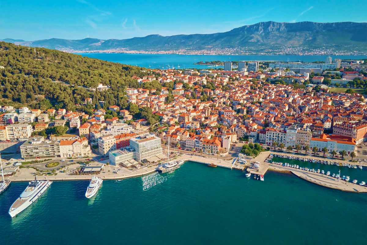 Aerial,View,Of,Split,,Croatia.,Cityscape,Of,Coastal,Touristic,City horvát gazdaság horvátország