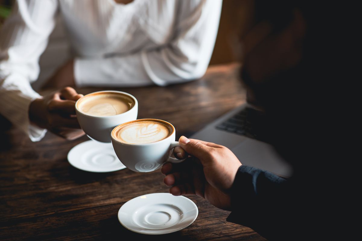 Close-up,Of,A,Man,And,Woman,Clinking,A,White,Coffee kávé
