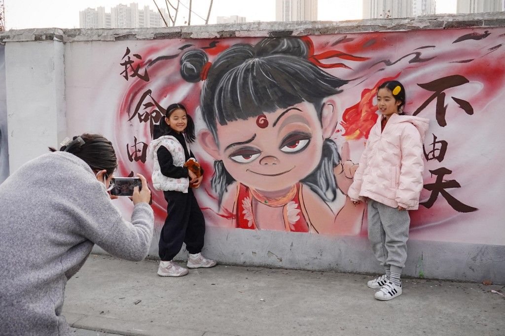Nezsa jött. látott és győzött, és a kínaiak azt szeretnék, ha a Disney-verő siker nem maradna otthon Ne Zha murals in Suzhou draw visitors