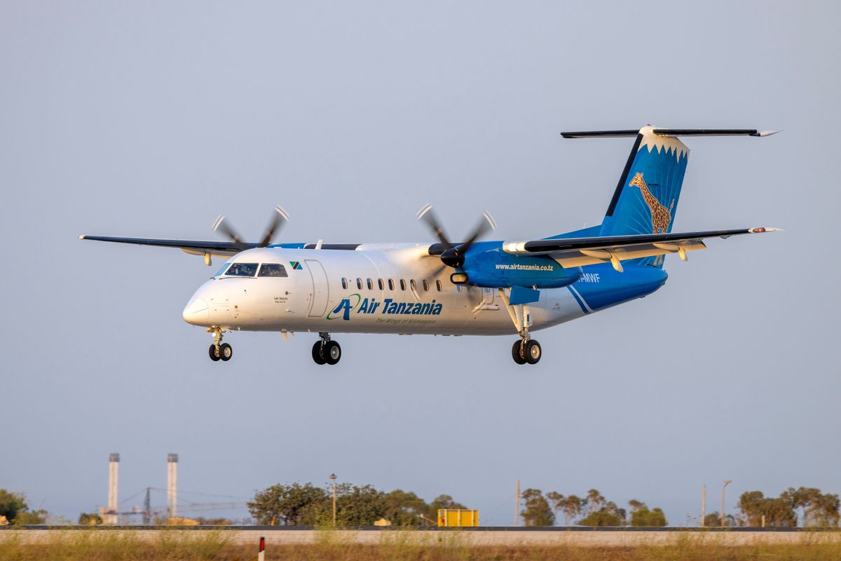 Luqa,,Malta,-,July,24,,2024:,Air,Tanzania,Bombardier,Dhc-8-311q, feketelista, légitársaság