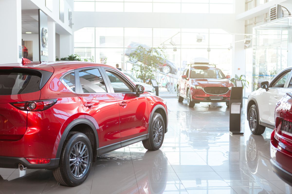autószalon, mercedes, Beautiful,Modern,Cars,On,Display,At,Local,Dealership,Salon.,Automobiles