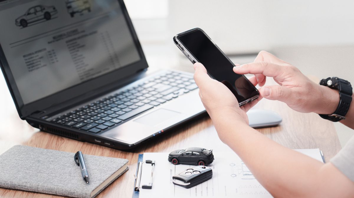 Car,Insurance,Online,Concept,:,A,Man,Hold,Smartphone,And  e-számla e-nyugta online számla