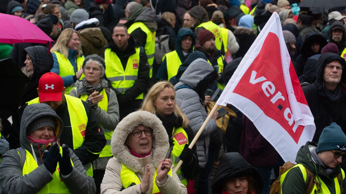 Public Sectors Workers Rally For Better Pay In Cologne német verdi