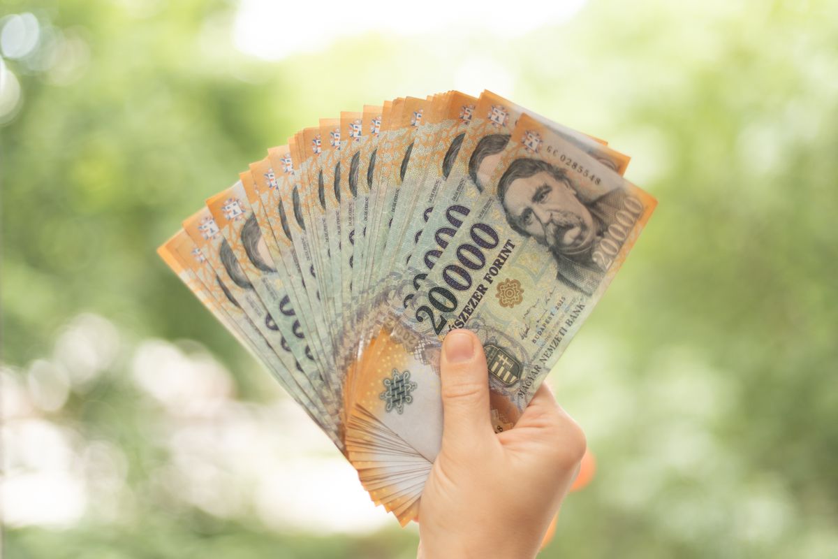 Dozens,Of,Hungarian,Forint,(huf),Banknotes
Pénz áll a házhoz: több mint egymillióan kapnak magasabb fizetést a napokban