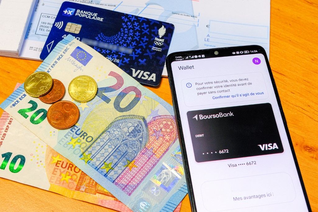 FRANCE-MONEY-MEANS OF PAYMENT-ILLUSTRATION A digitális pénzhasználat nem jelent biztonsági garanciát pénz készpénz