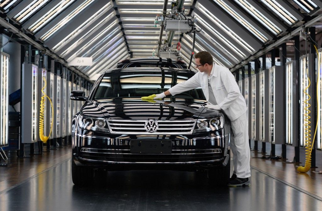 Volkswagen transparent factory in Dresden Az EU-ban 3 százalékkal csökkent az eladott új autók száma az idei első két hónapban
