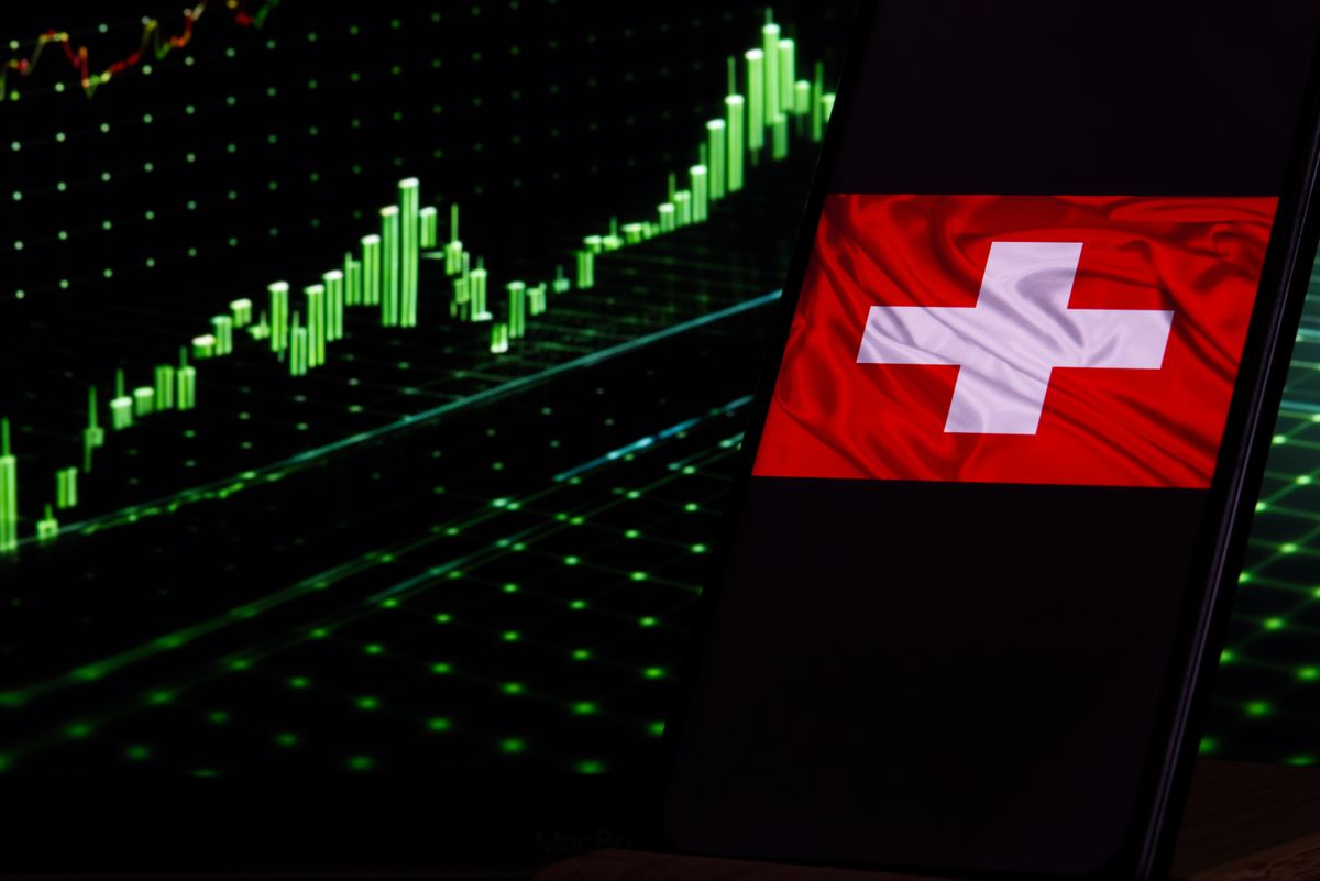 Swiss,Flag,On,Screen,Of,Smartphone,Against,Blurred,Background,Of Csökkentette GDP-növekedési előrejelzését a svájci kormány