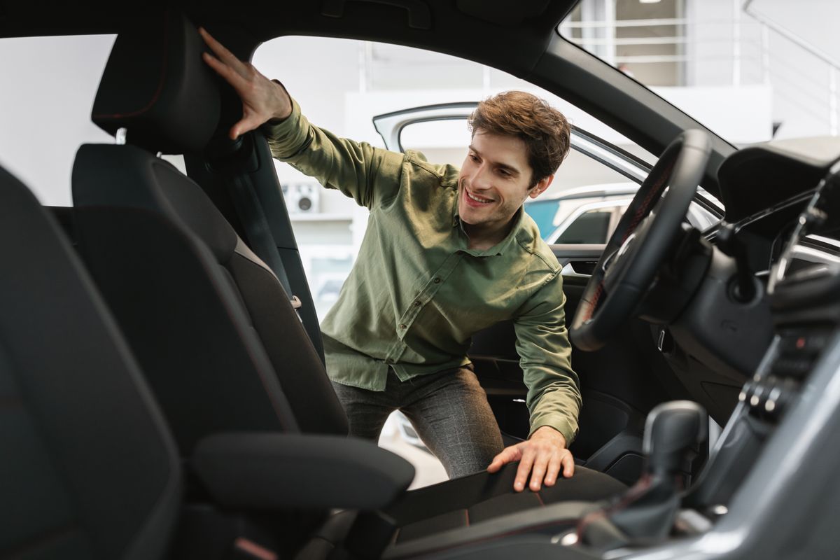 Happy,Young,Man,Looking,Inside,Car,Salon,,Selecting,New,Automobile
használt autó