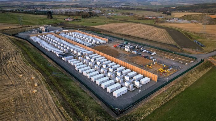 Megnyílt Európa legnagyobb akkumulátortelepe: több millió háztartásnak képes energiát adni