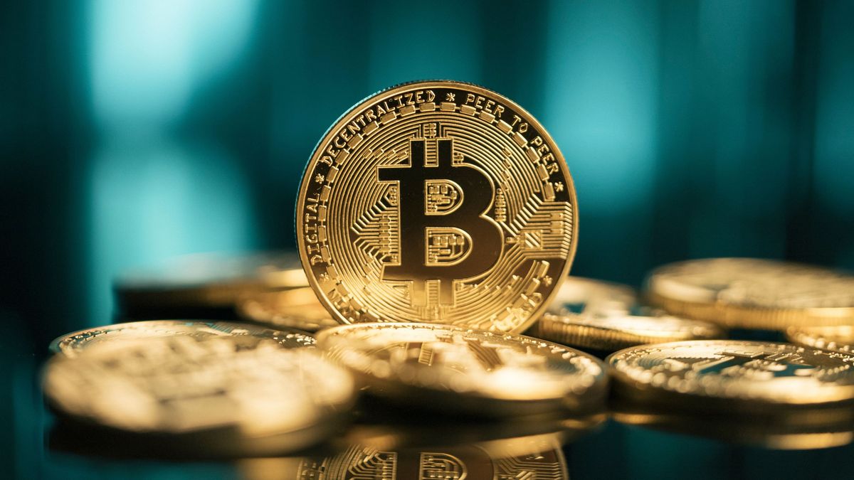 kriptovaluták,Bitcoin,Btc,Virtual,Cryptocurrency,In,Front,Of,Abstract,Digital,Background