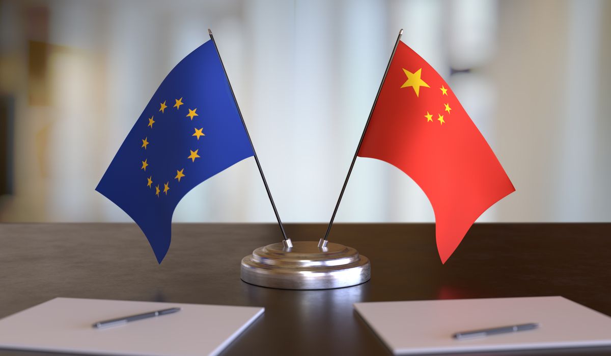 Chinese,And,Eu,Flags,On,Table.,Negotiation,Between,European,Union Kína