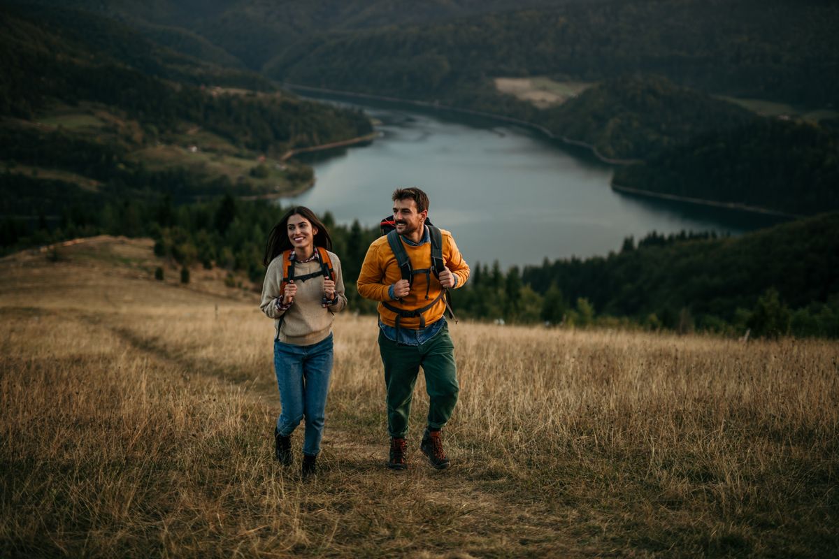 A,Couple,Explores,Nature,,Enjoying,The,Beauty,Of,An,Evening, utazás, túra, túrázók,táj 
lassú utazás