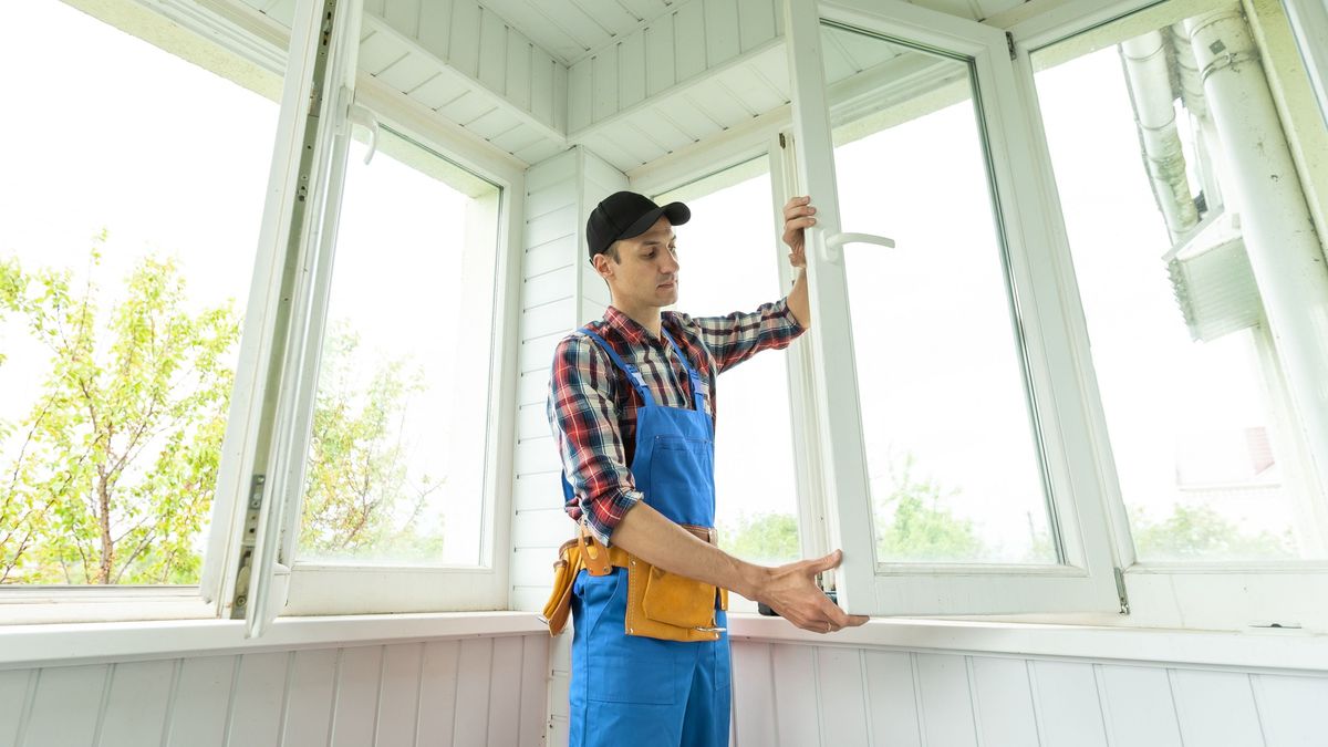 Professional,Master,At,Repair,And,Installation,Of,Windows,,Changes,Rubber, ablak, nyílászáró, ablakcsere, munkás