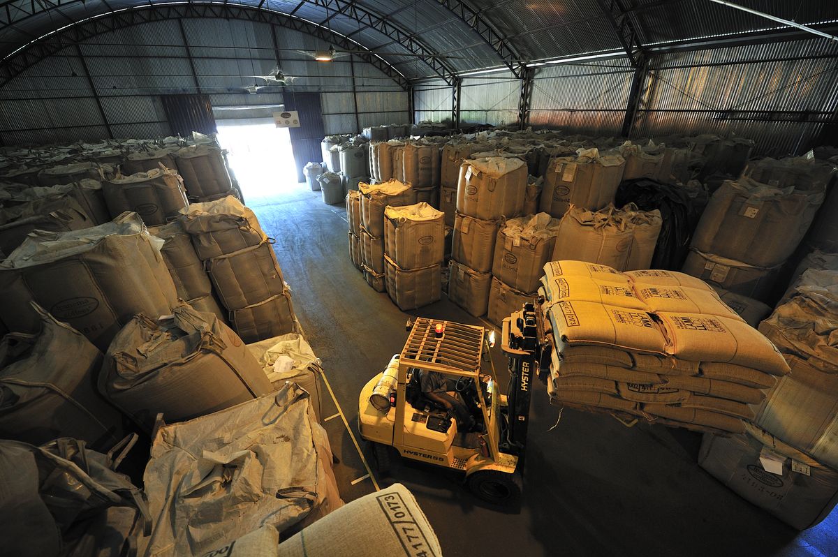 Alfenas,,Minas,Gerais,,Brazil,-,September.,19.2011:,Warehouse,Of,Bags kávé