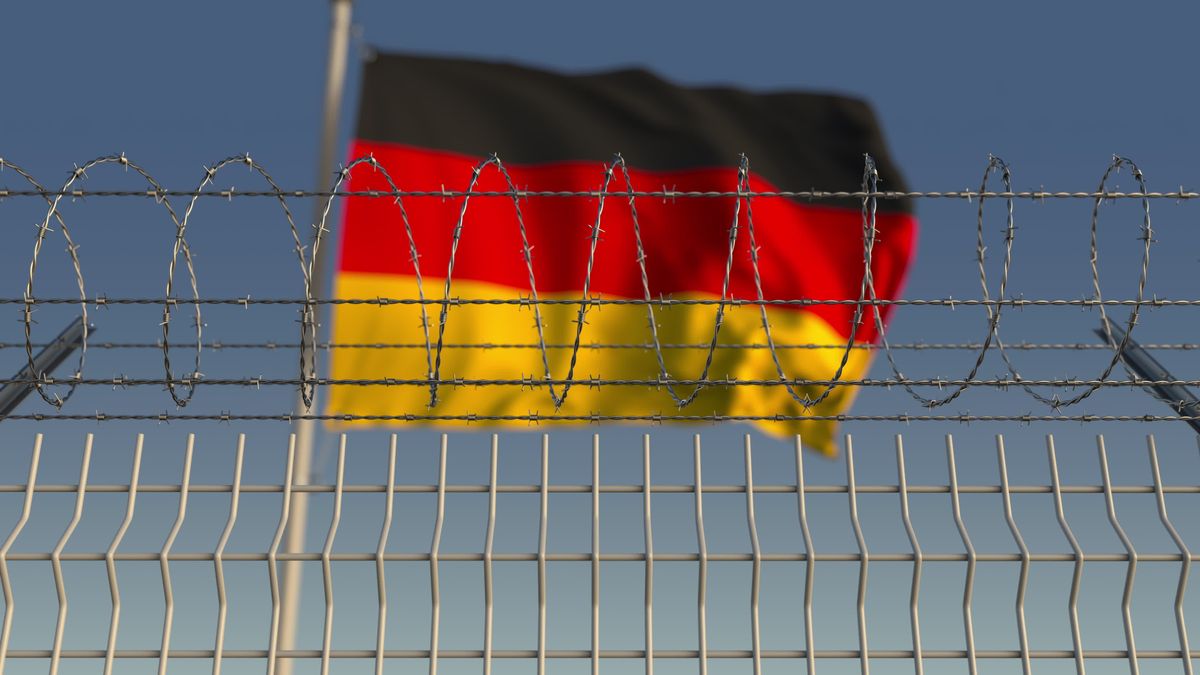Blurred,Waving,Flag,Of,Germany,Behind,Barbed,Wire,Fence.,3d, börtön