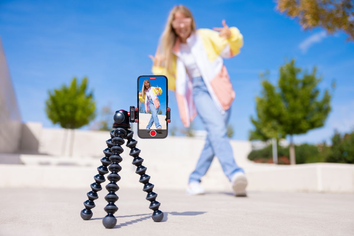 influenszer, Teenage,Girl,Filming,Video,Of,Herself,On,Mobile,Phone
