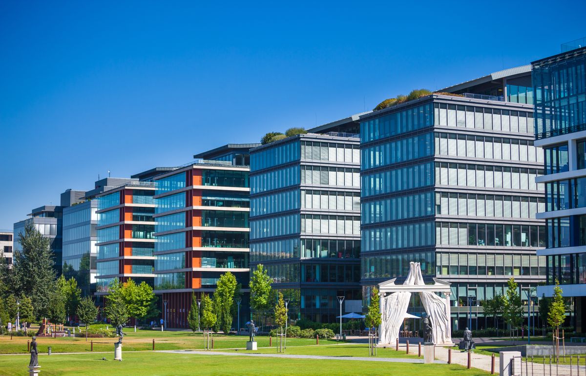 Budapest,,Hungary,-,August,1,,2013:,Modern,Office,Buildings,In Vállalati fúziók és felvásárlások: nőtt a tranzakciók összértéke