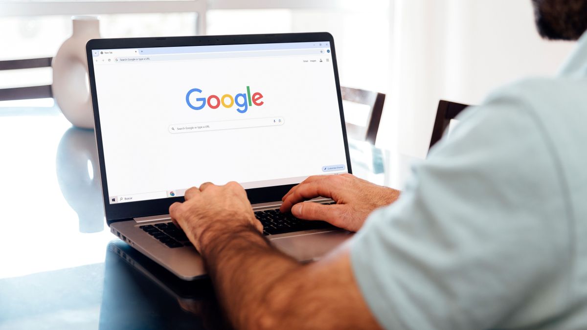 Google,Search,Engine,On,A,Laptop,Screen.,Man,Searching,In