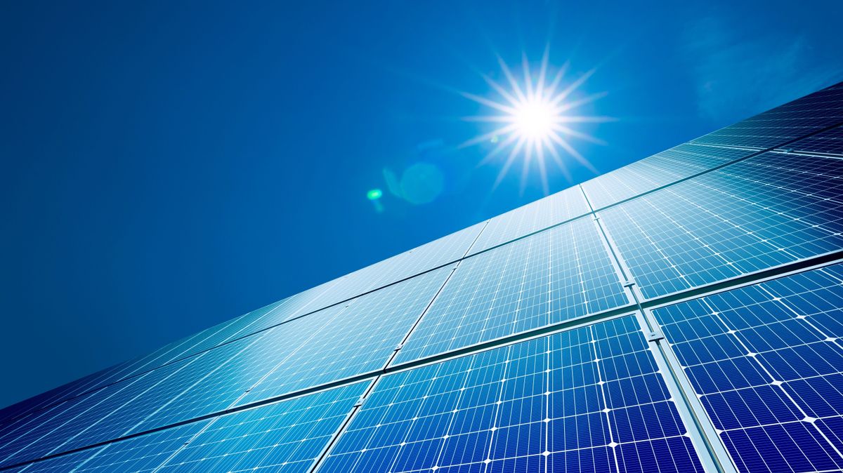 MI,Solar,Panels,Reflect,Sparkling,Light,From,The,Sun,,blue,Sky,