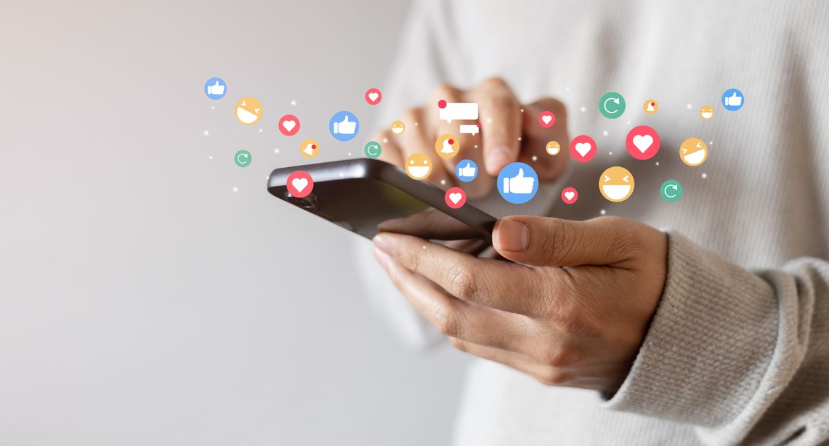 Adult,Man,Hand,Hold,Smartphone,And,Use,Social,Media,Network
Influenszerek és reklámok: komoly károkat okozhatnak a gyermeknek