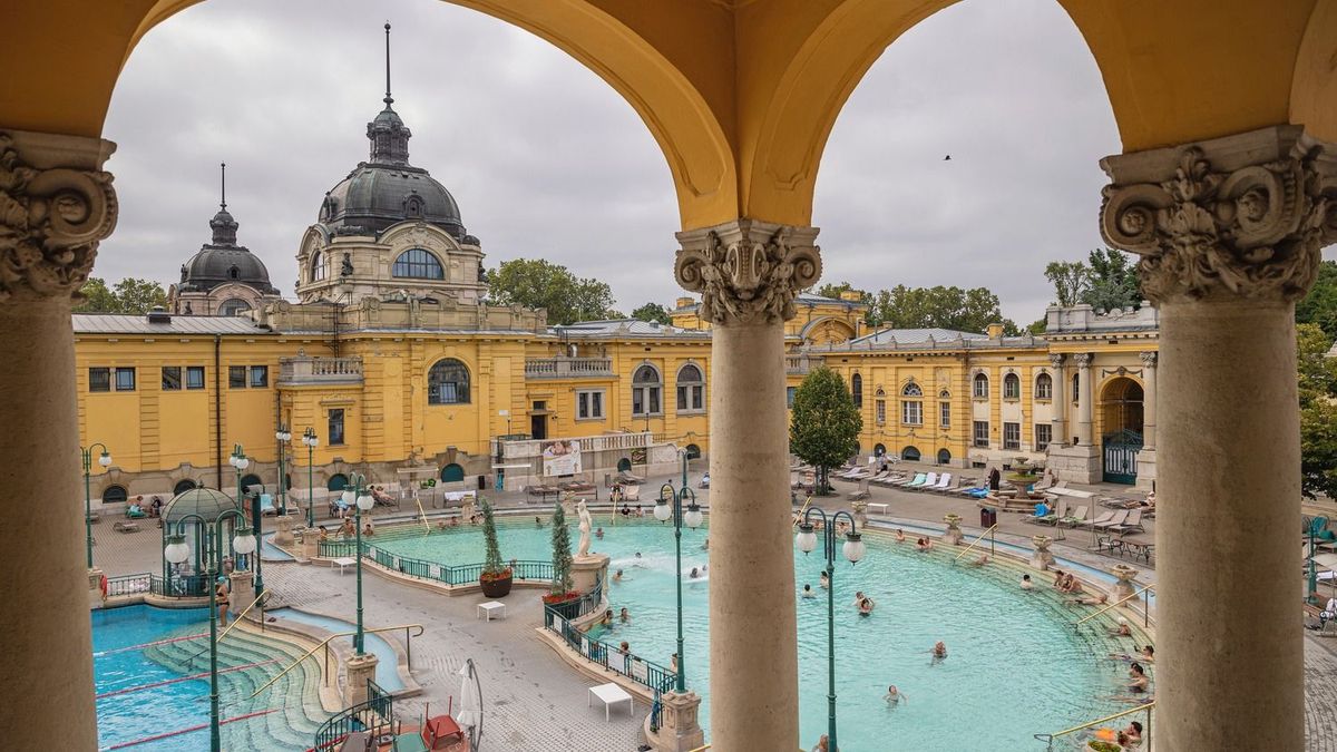 Megtiltják a 14 éves kor alattiaknak a belépést két budapesti fürdőbe – ez az oka