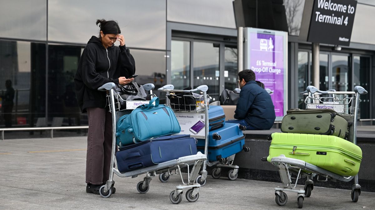 járattörlések Heathrow Airport Shuttered by Nearby Fire, Disrupting Travel