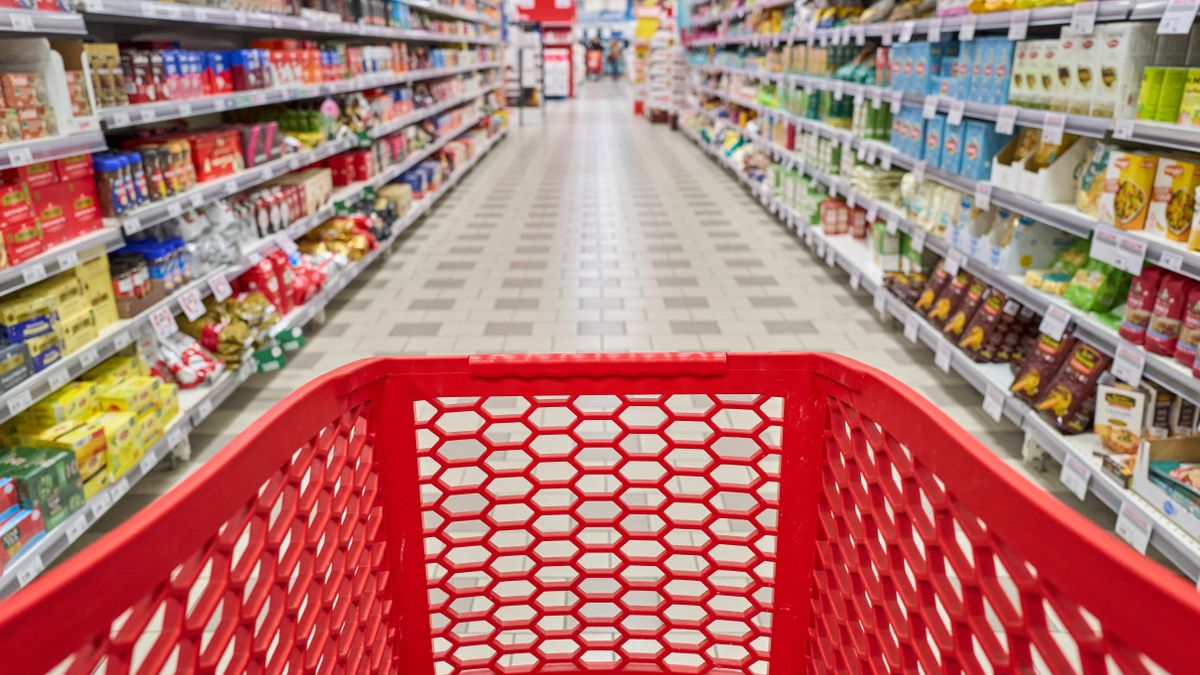 Shopping Cart In A Supermarket Aisle olasz áremelkedés