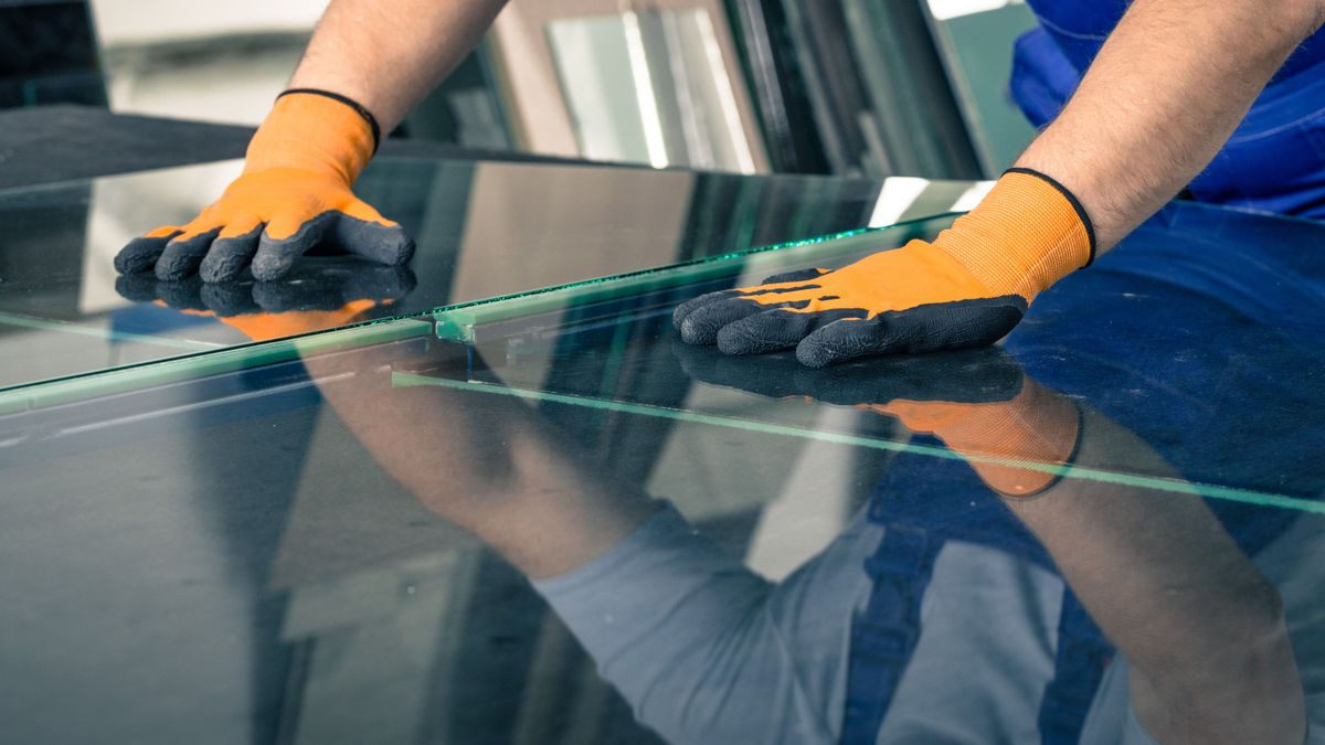 üveg,A,Worker,Cuts,And,Breaks,Glass,On,A,Professional,Table, üveg, üvegipar, üveges 