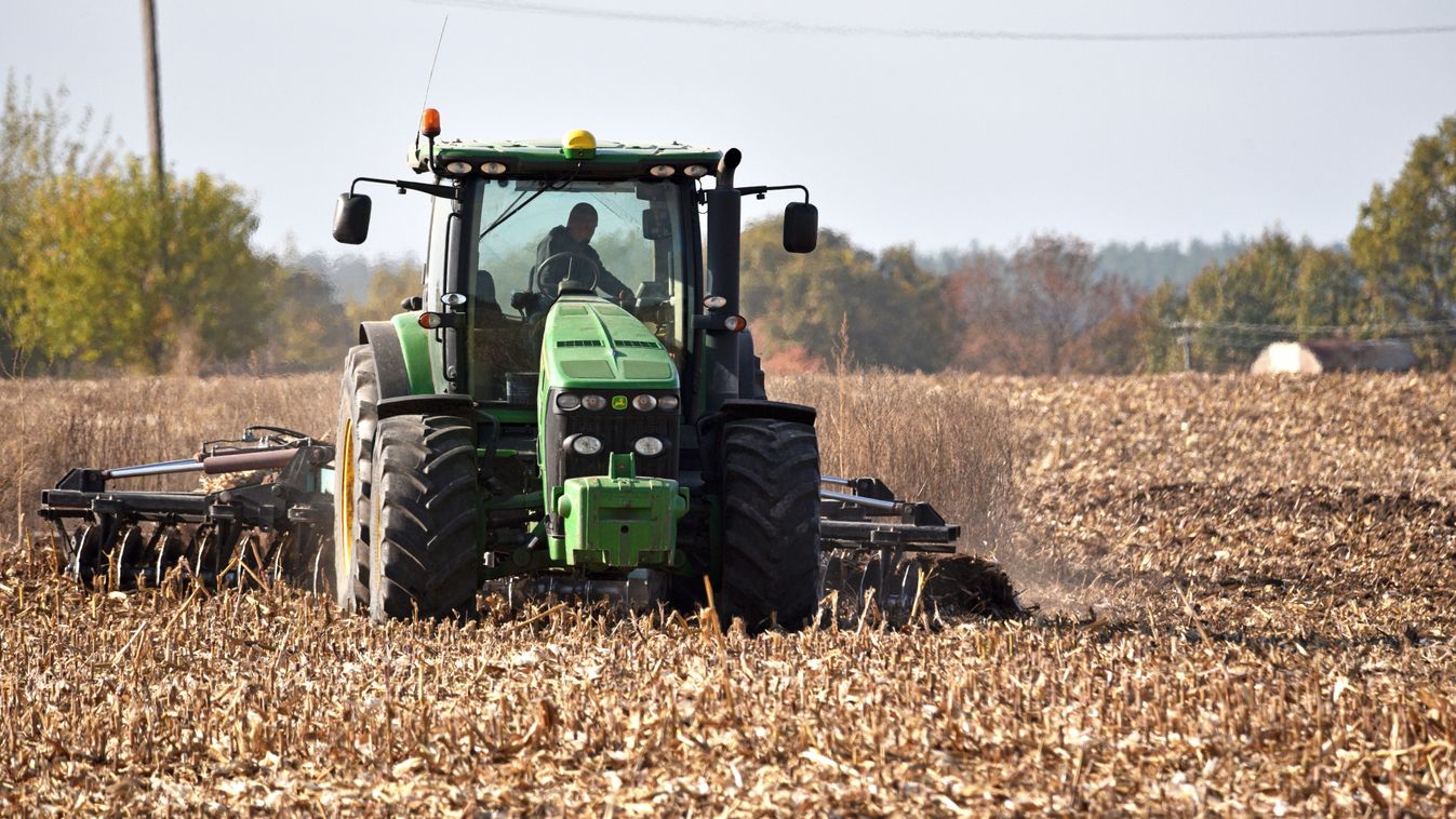 Kyiv,,Ukraine,,26.10.2024.,Tractor,In,A,Field,,Tractor,With,A, traktor 
