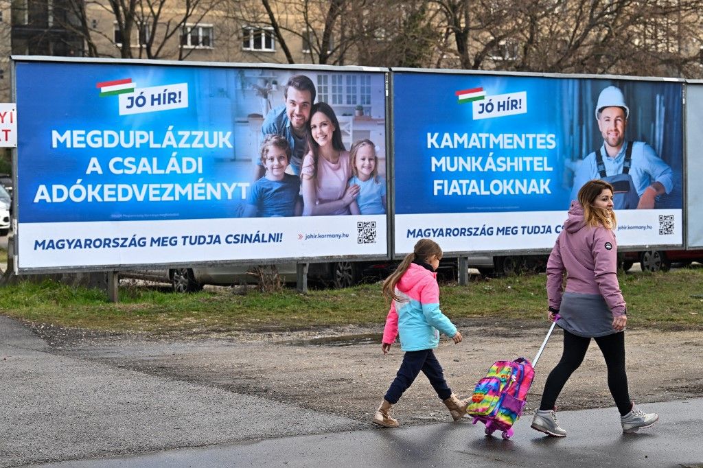 HUNGARY-POLITICS-GOVERNMENT-BILLBOARD KIM: Magyarországon számos intézkedés segíti a nőket 