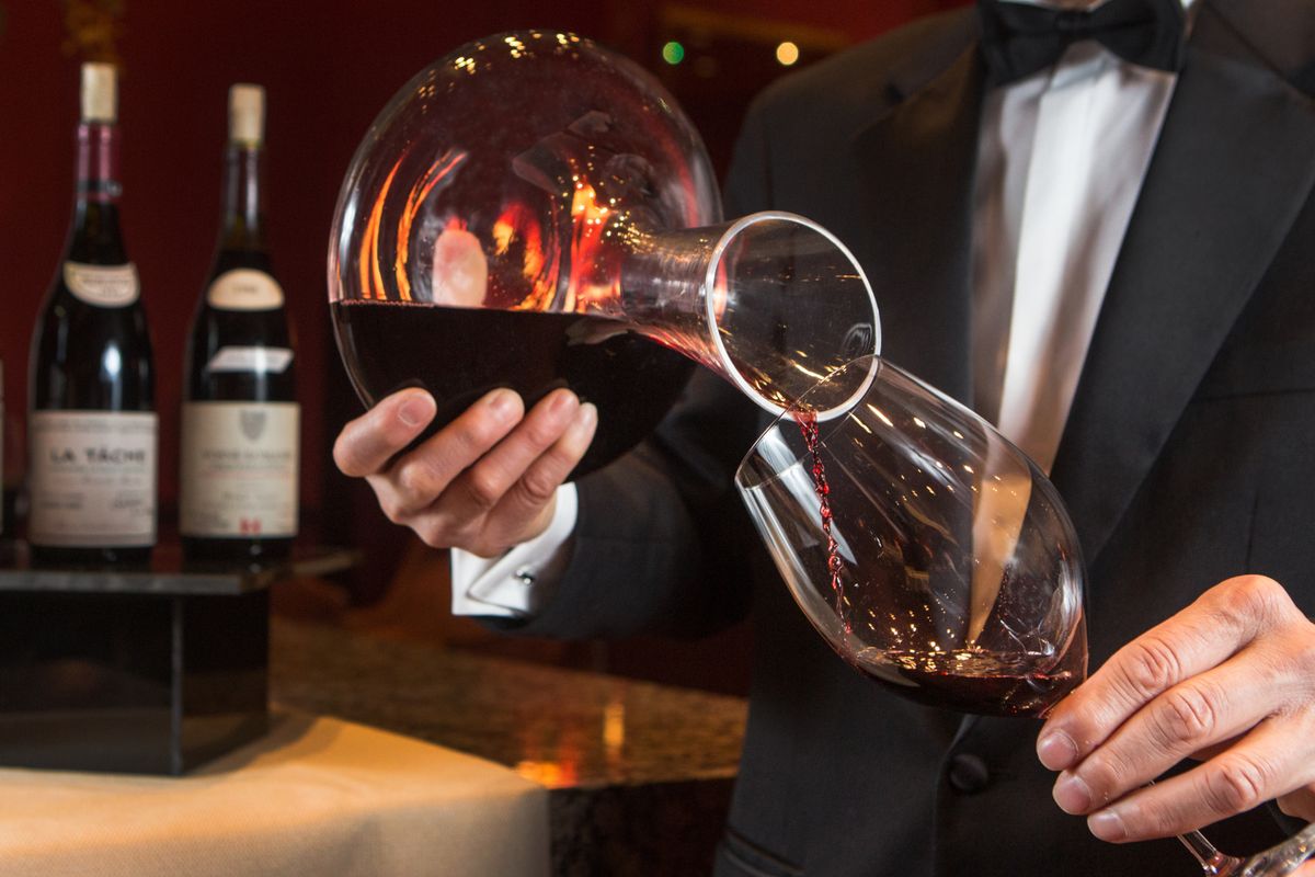 San,Francisco,,California,,Usa.,January,2015.,Sommelier,Pours,A,Vintage