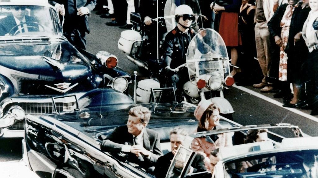 President John F Kennedy in the presidential limousine before his assassination Végre megtudjuk, ki ölte meg Kennedyt – Trump nyilvánosságra hozza a titkos iratokat