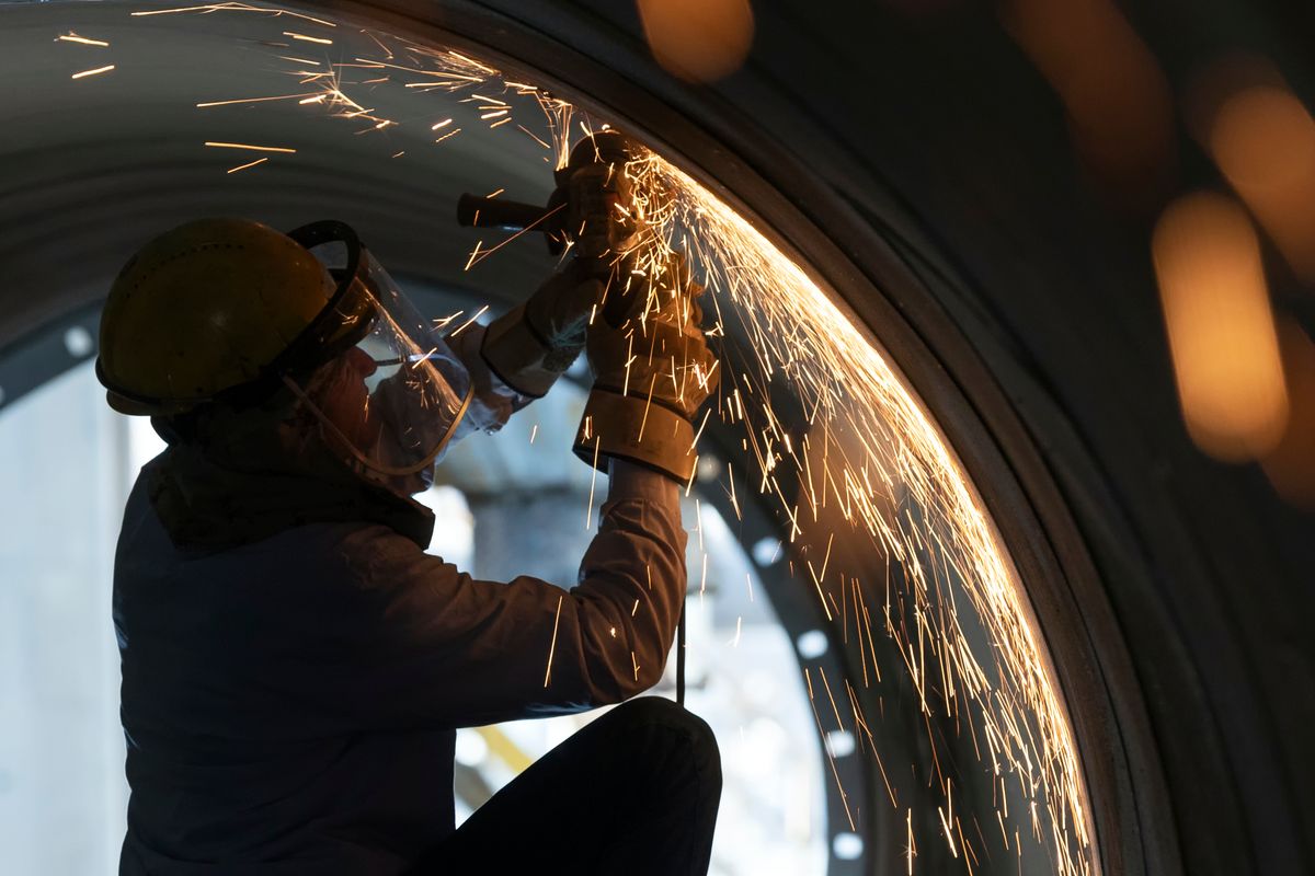 The,Worker,Is,Grinding,Steel,Material,And,Weld,Metal,With
vámok