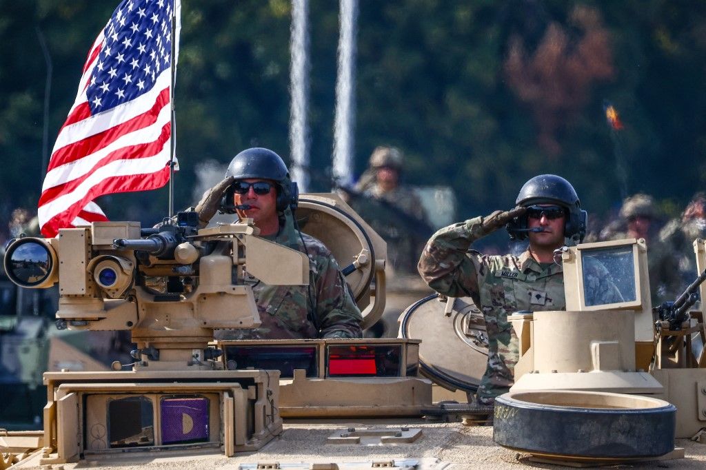 Amerikai katonák vezetik az M1A2 SEP V3 Abramsot a lengyel fegyveres erők napján rendezett katonai parádén Varsóban, 2024. augusztus 15-én