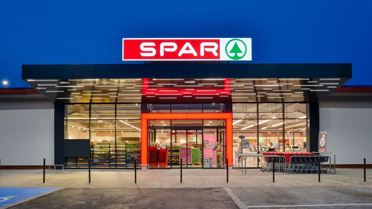 A SPAR piros és sárga árcímkés jelölésekkel segíti vásárlóit.